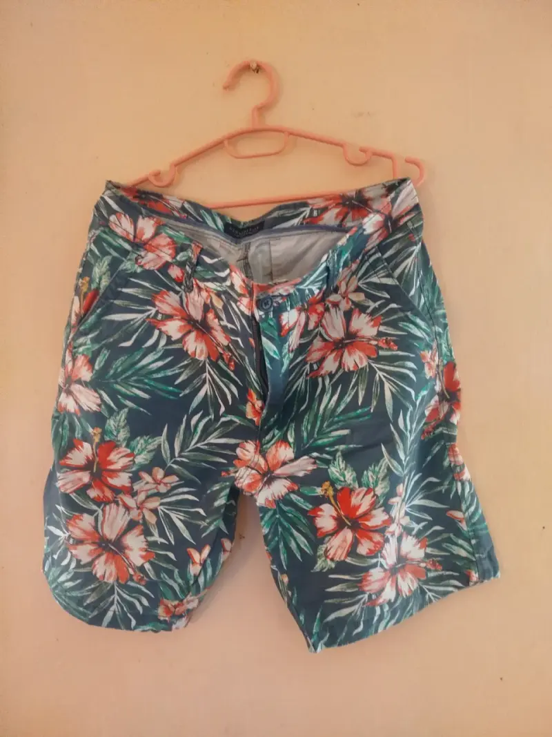 Bermudas de hombre con estampado floral tropical