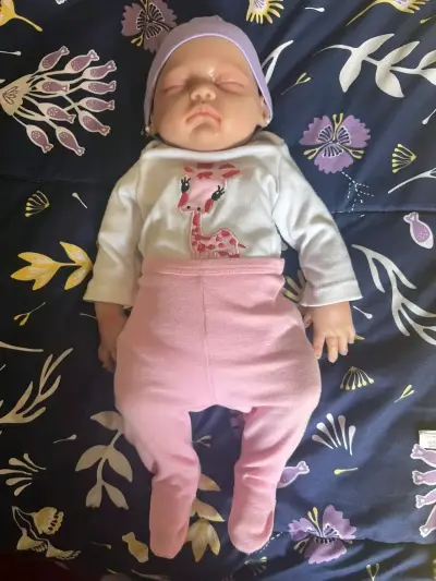 Muñeca bebé reborn con ropa rosada - miniatura 1