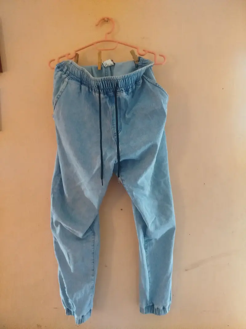 Pantalones jogger de mezclilla azul claro