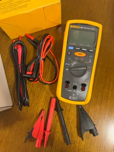 Tester de aislamiento Fluke 1507 con accesorios - miniatura 1