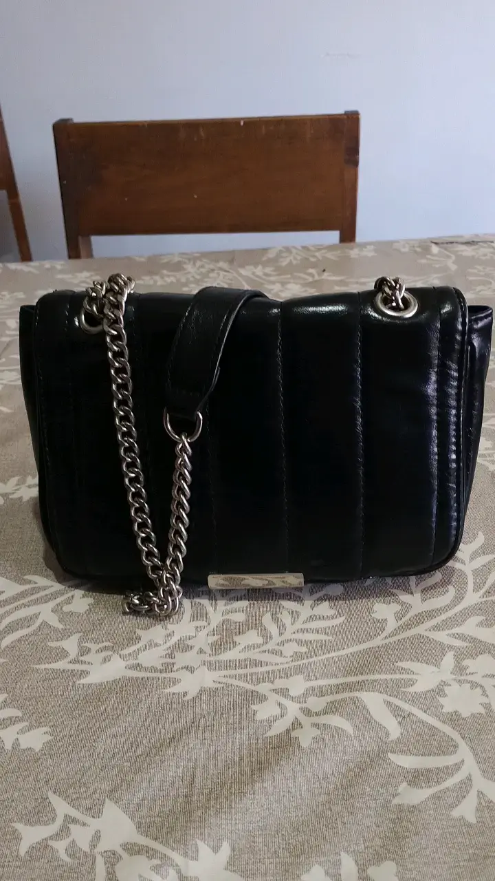Cartera negra con cadena metálica