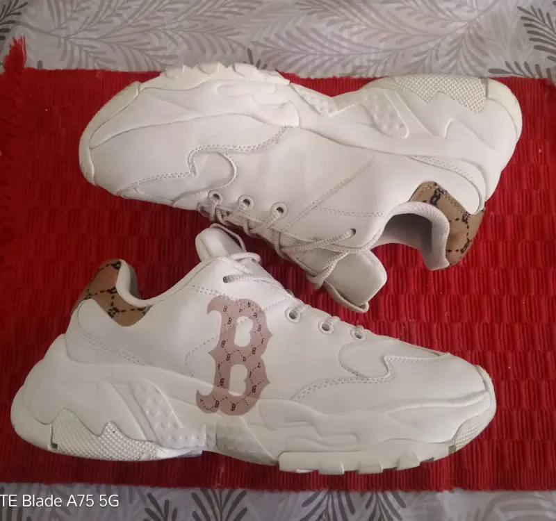 Zapatillas deportivas blancas con diseño de B - 1