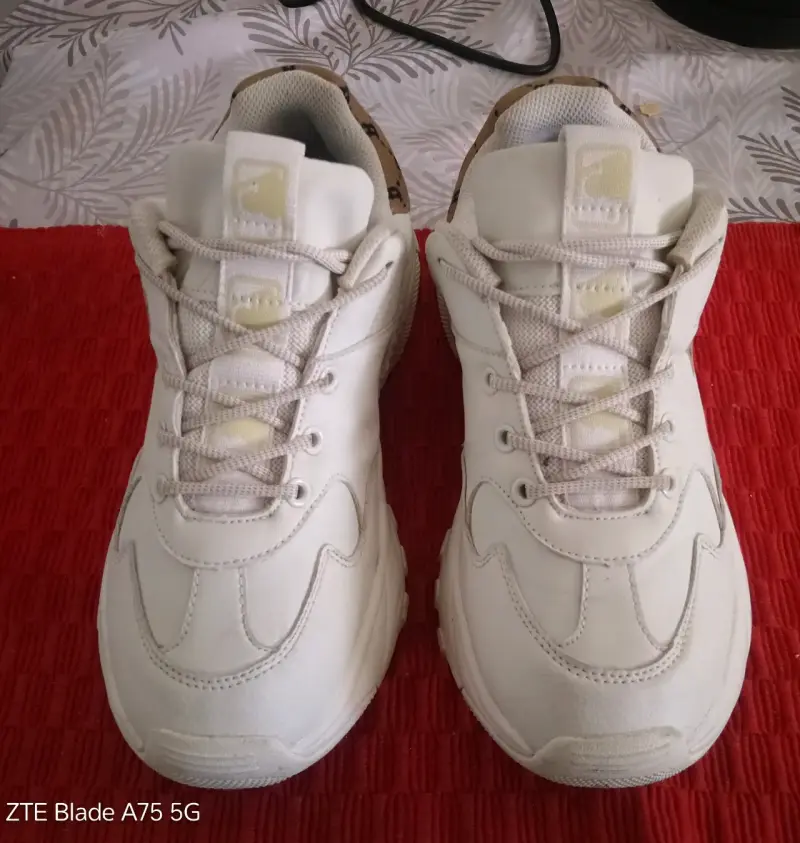 Zapatillas deportivas blancas con diseño de B - 2