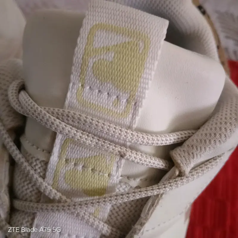 Zapatillas deportivas blancas con diseño de B - 3