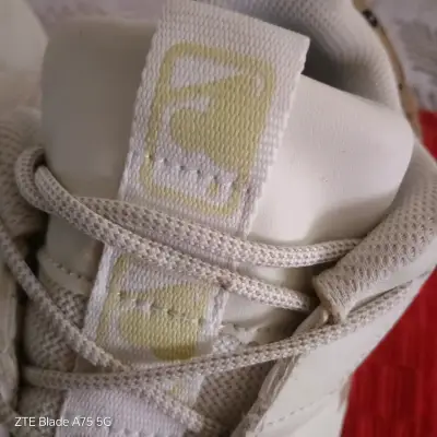 Zapatillas deportivas blancas con diseño de B - miniatura 3