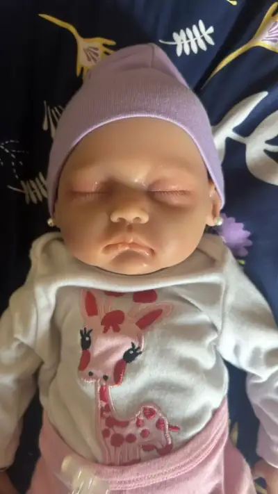 Muñeca bebé realista Reborn de silicona - miniatura 2
