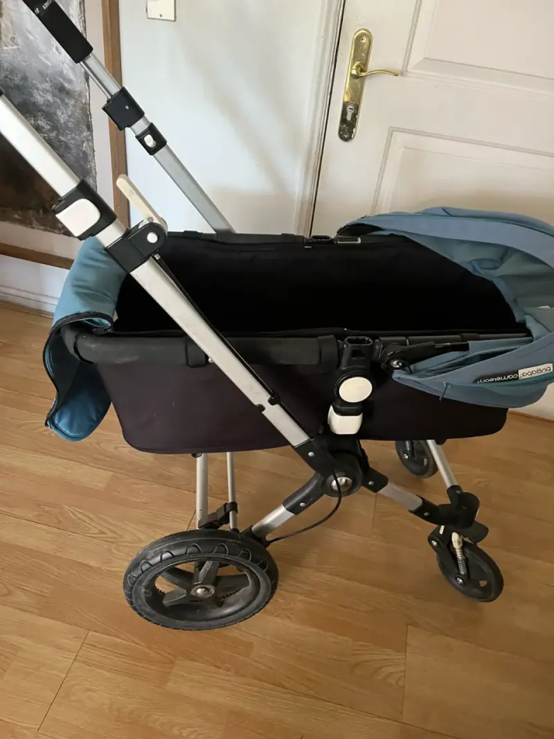 Coche de bebé Bugaboo azul con capota - 1