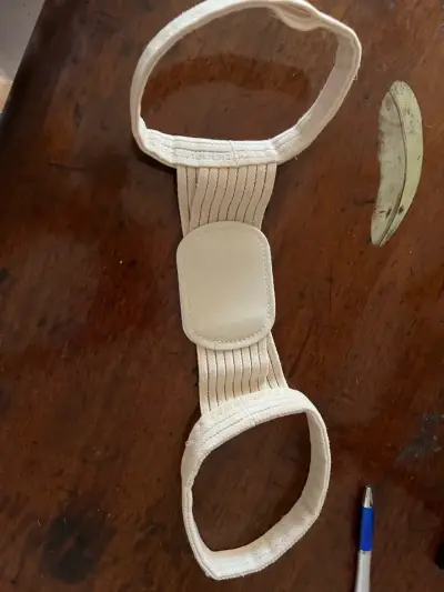 Corrector de postura ajustable beige - miniatura 1