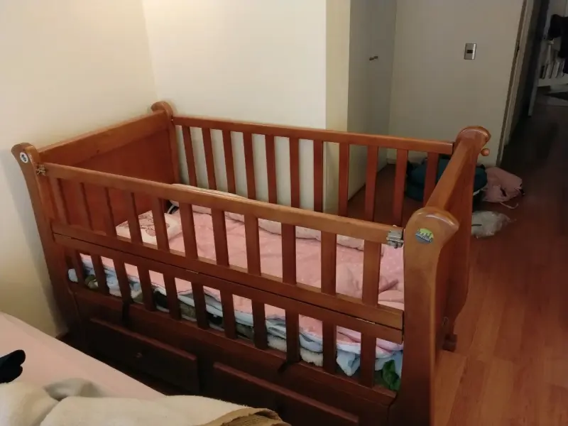 Cuna de madera para bebé con cajones - 1