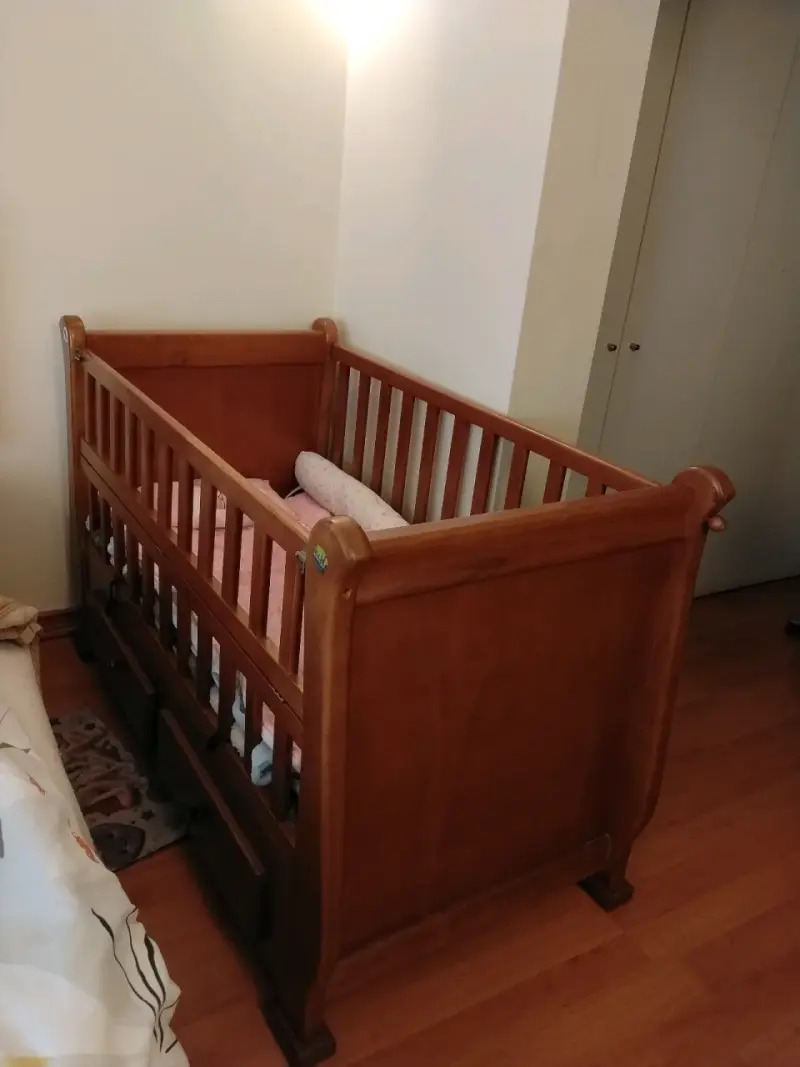 Cuna de madera para bebé con cajones - 2