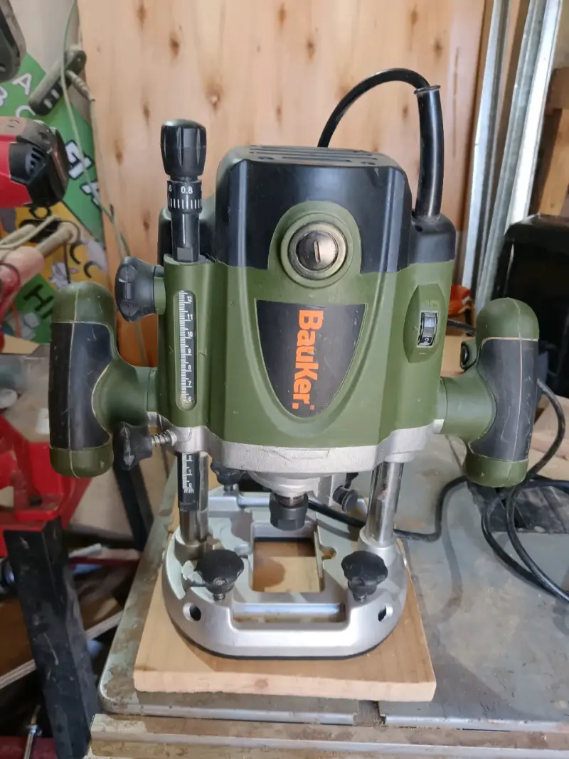 Fresadora Bauker verde con ajuste de profundidad - 1