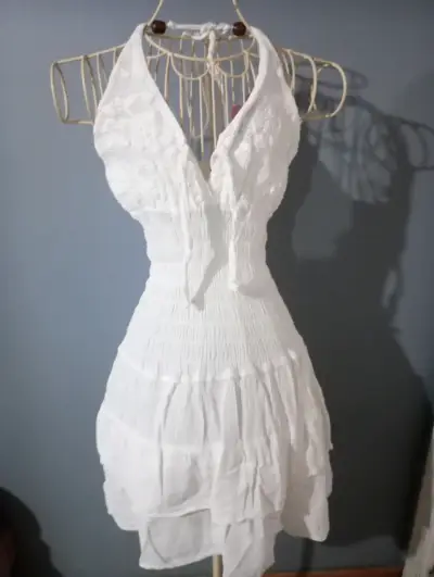 Vestido blanco de verano con escote halter - miniatura 1