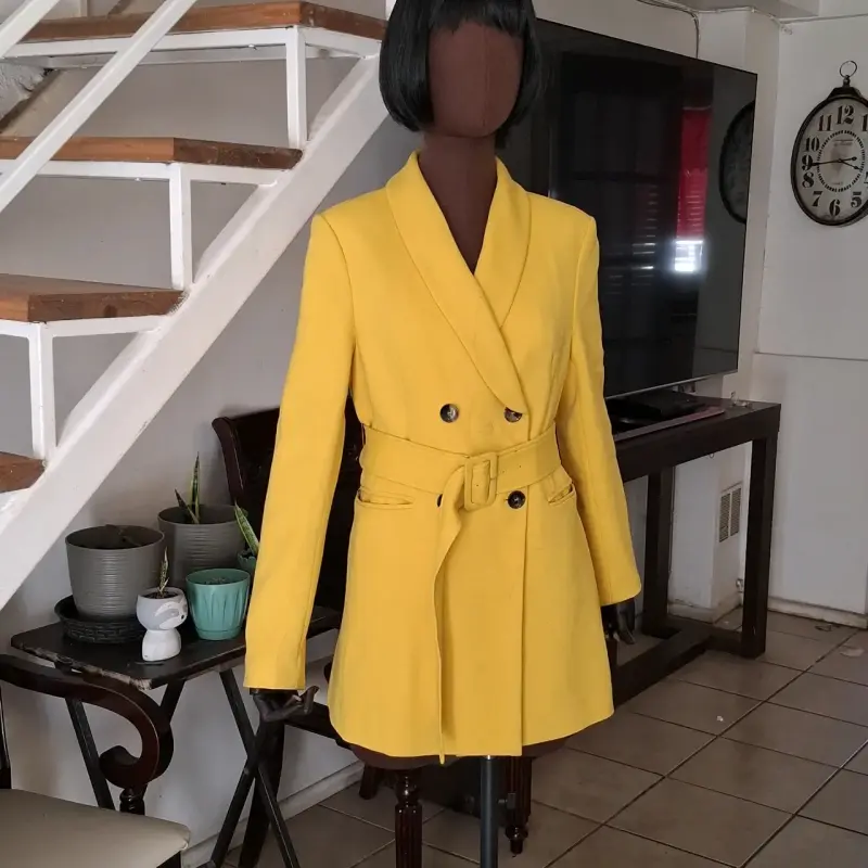 Abrigo amarillo con cinturón para mujer