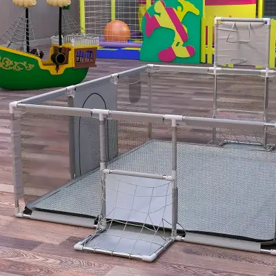 Parque infantil con canasta y arcos de fútbol. - miniatura 1