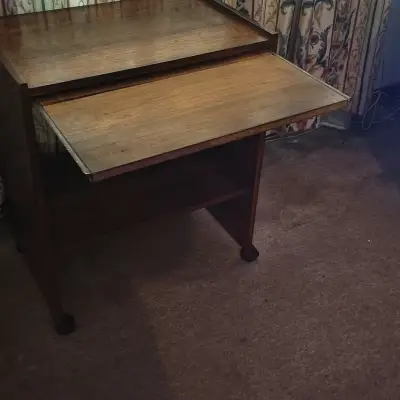 Mesa de madera con ruedas para oficina - miniatura 1