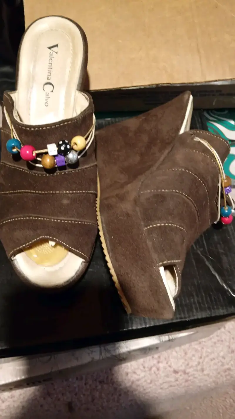 Sandalias de Cuero Marrón con Cuentas Valentina Calvo