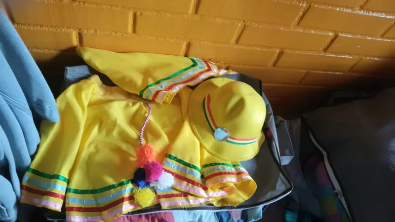 Disfraz de baile folclórico amarillo con sombrero