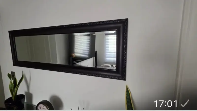 Espejo decorativo rectangular con marco negro