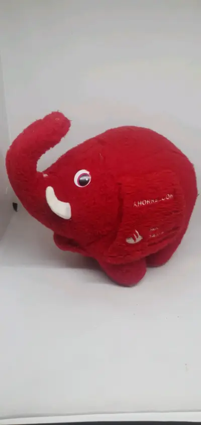 Peluche Alcancía Elefante Rojo Banco Santander - miniatura 2