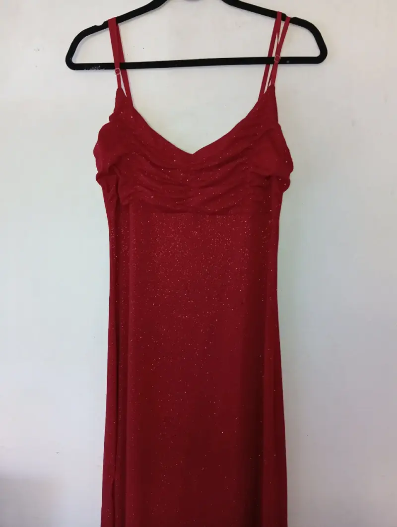 Vestido largo rojo con tirantes delgados - 1