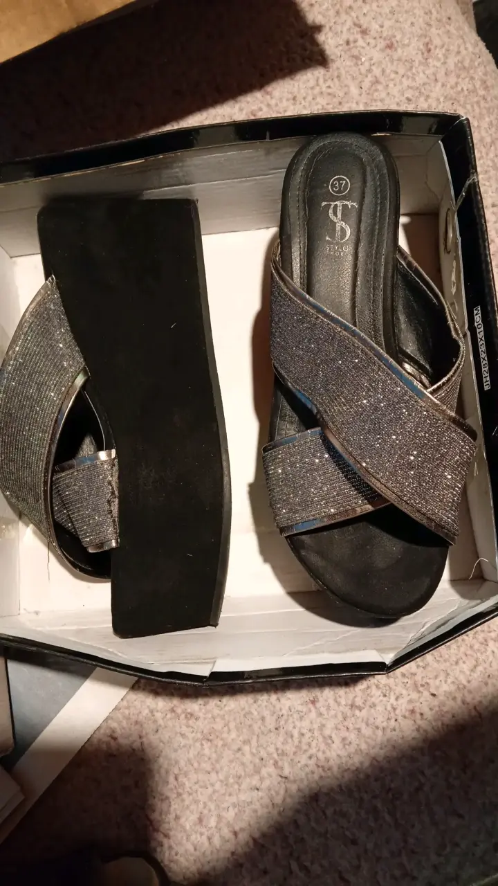 Sandalias de tacón bajo brillantes talla 37
