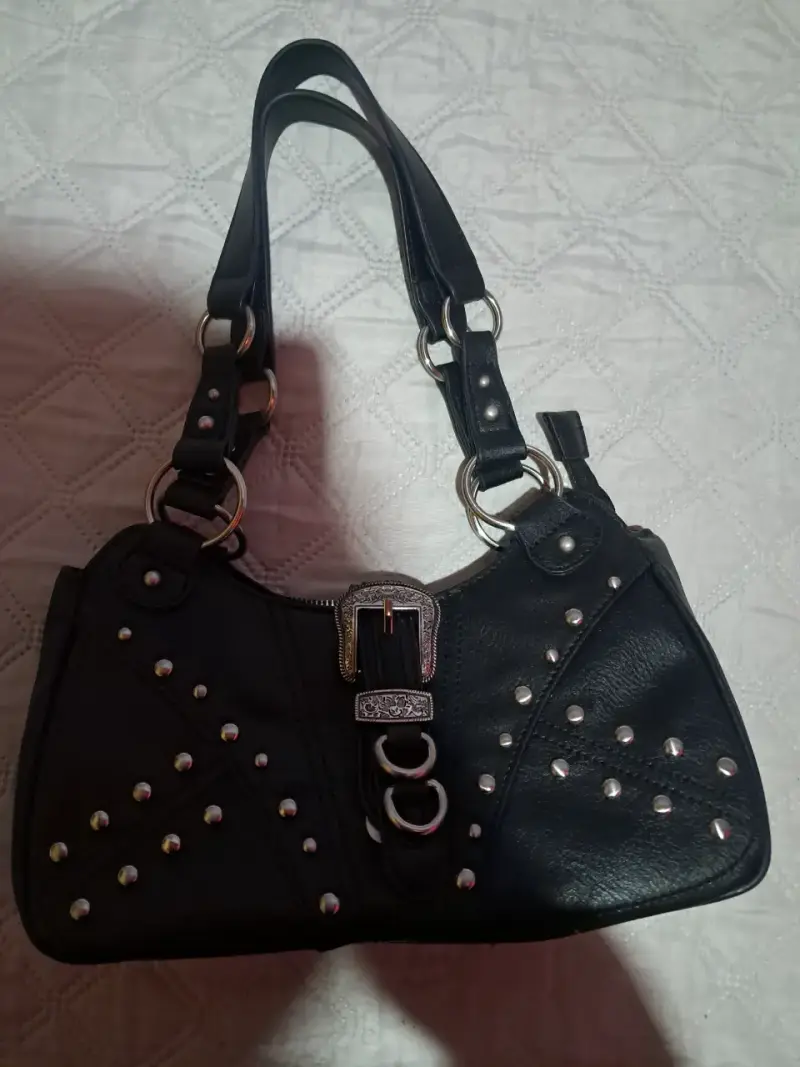 Cartera negra con tachas y hebilla decorativa