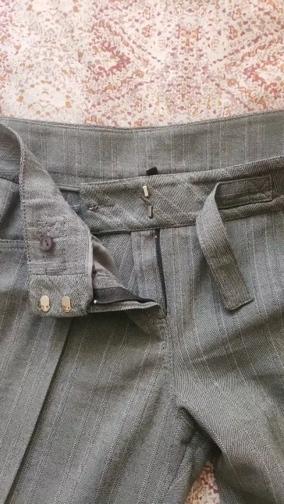 Pantalones de vestir grises a rayas para mujer - miniatura 2