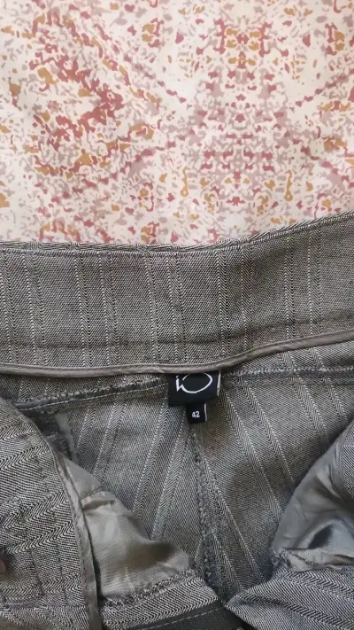 Pantalones de vestir grises a rayas para mujer - miniatura 3