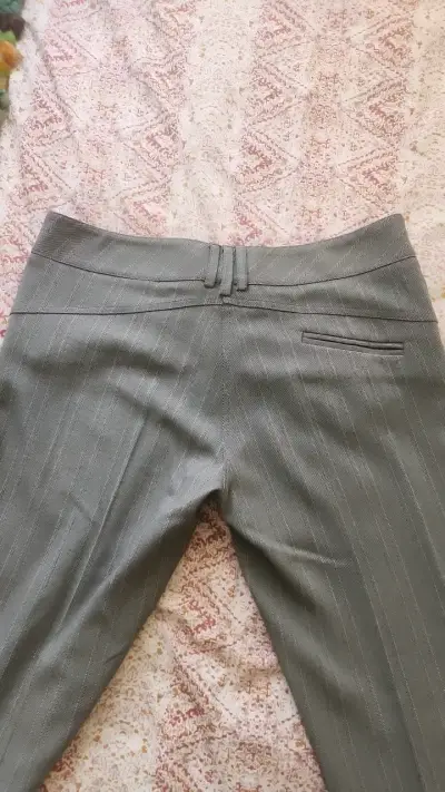 Pantalones de vestir grises a rayas para mujer - miniatura 5