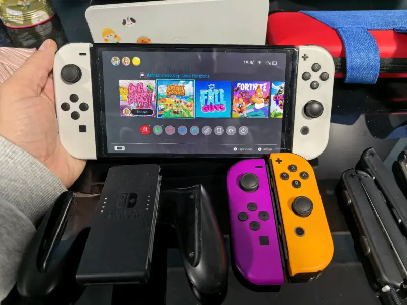 Nintendo Switch OLED con Joy-Con adicionales y juego - 1