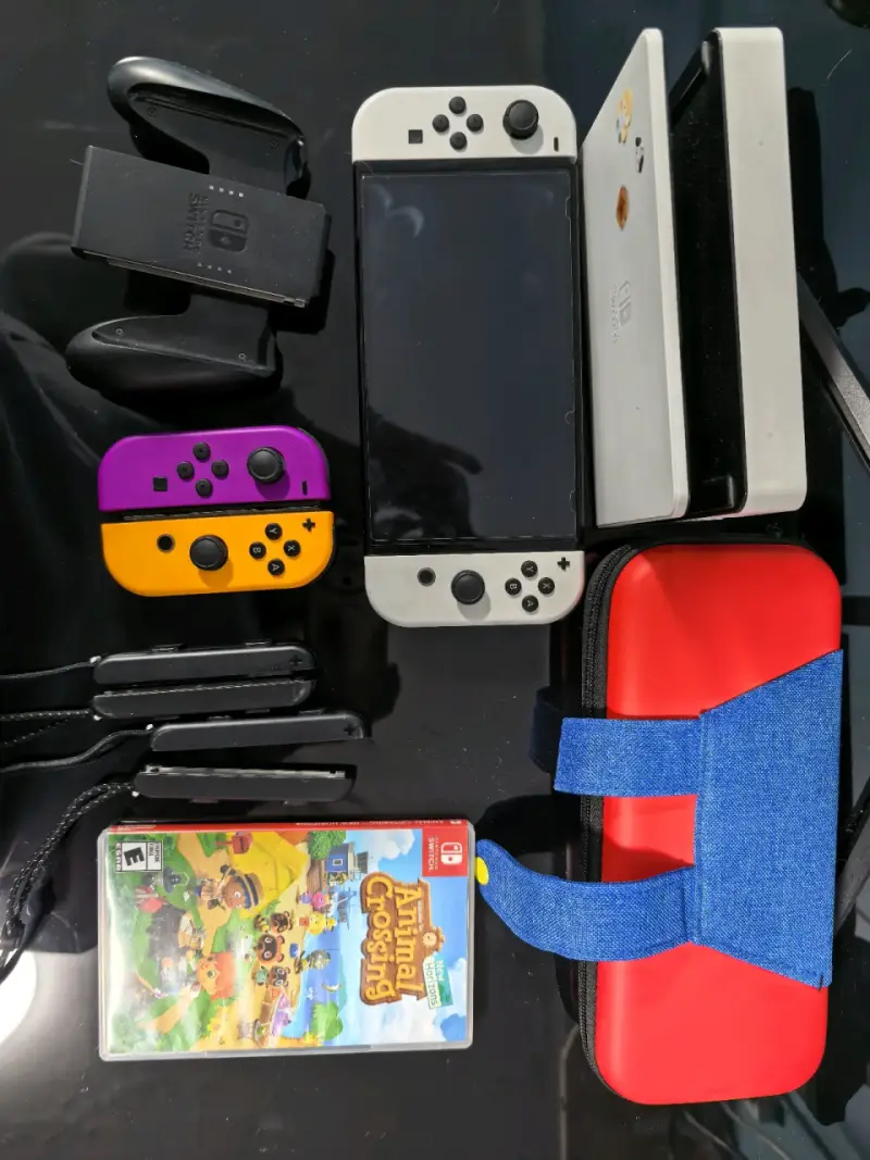 Nintendo Switch OLED con Joy-Con adicionales y juego - 2