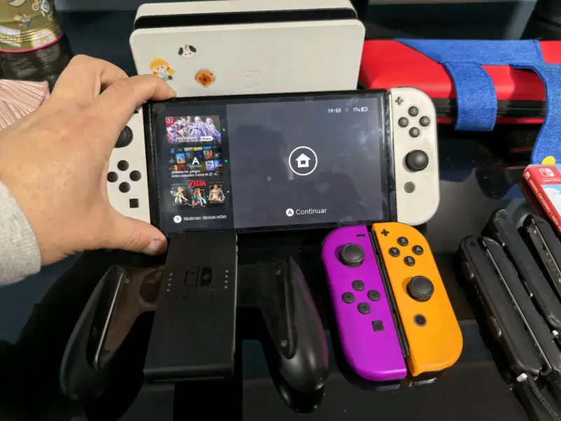 Nintendo Switch OLED con Joy-Con adicionales y juego - 3