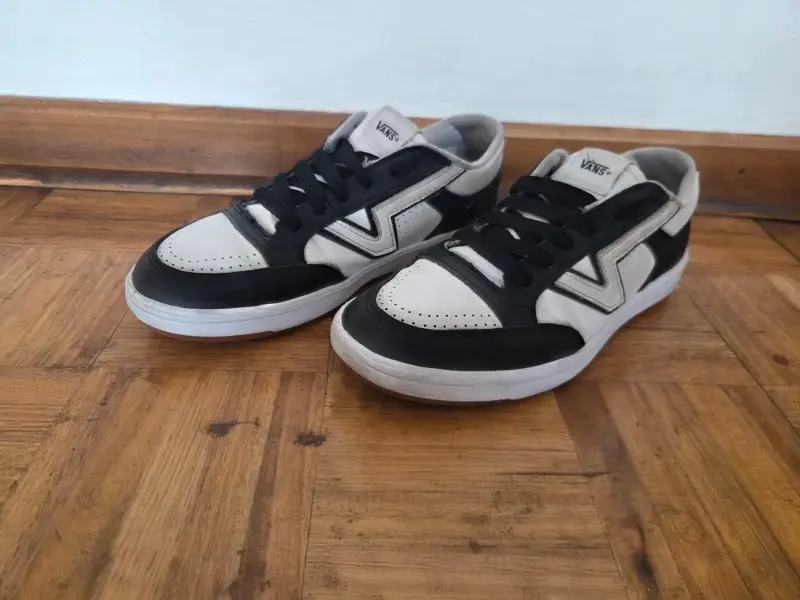 Zapatillas Vans negras y blancas UNISEX - 1