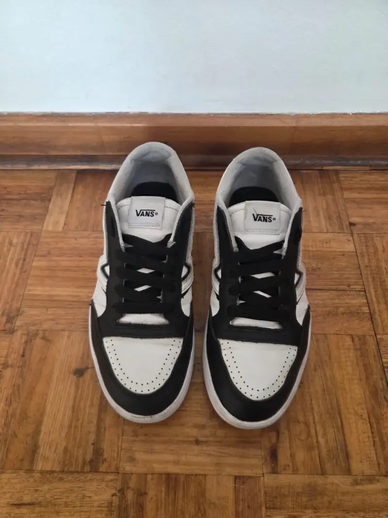 Zapatillas Vans negras y blancas UNISEX - 2