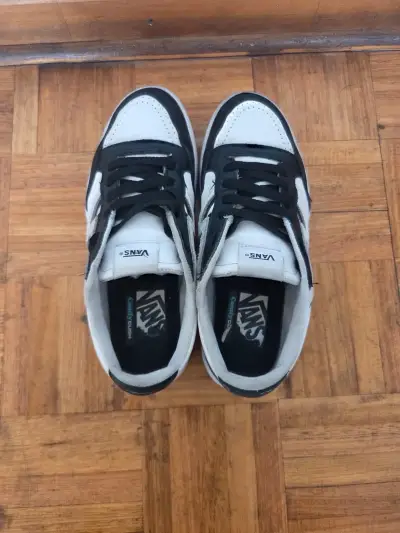 Zapatillas Vans negras y blancas UNISEX - miniatura 3