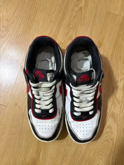 Zapatillas Nike Air Force 1 negras y rojas deMujer - miniatura 2