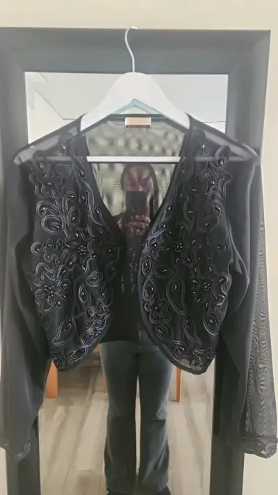 Bolero negro con bordados florales - miniatura 1