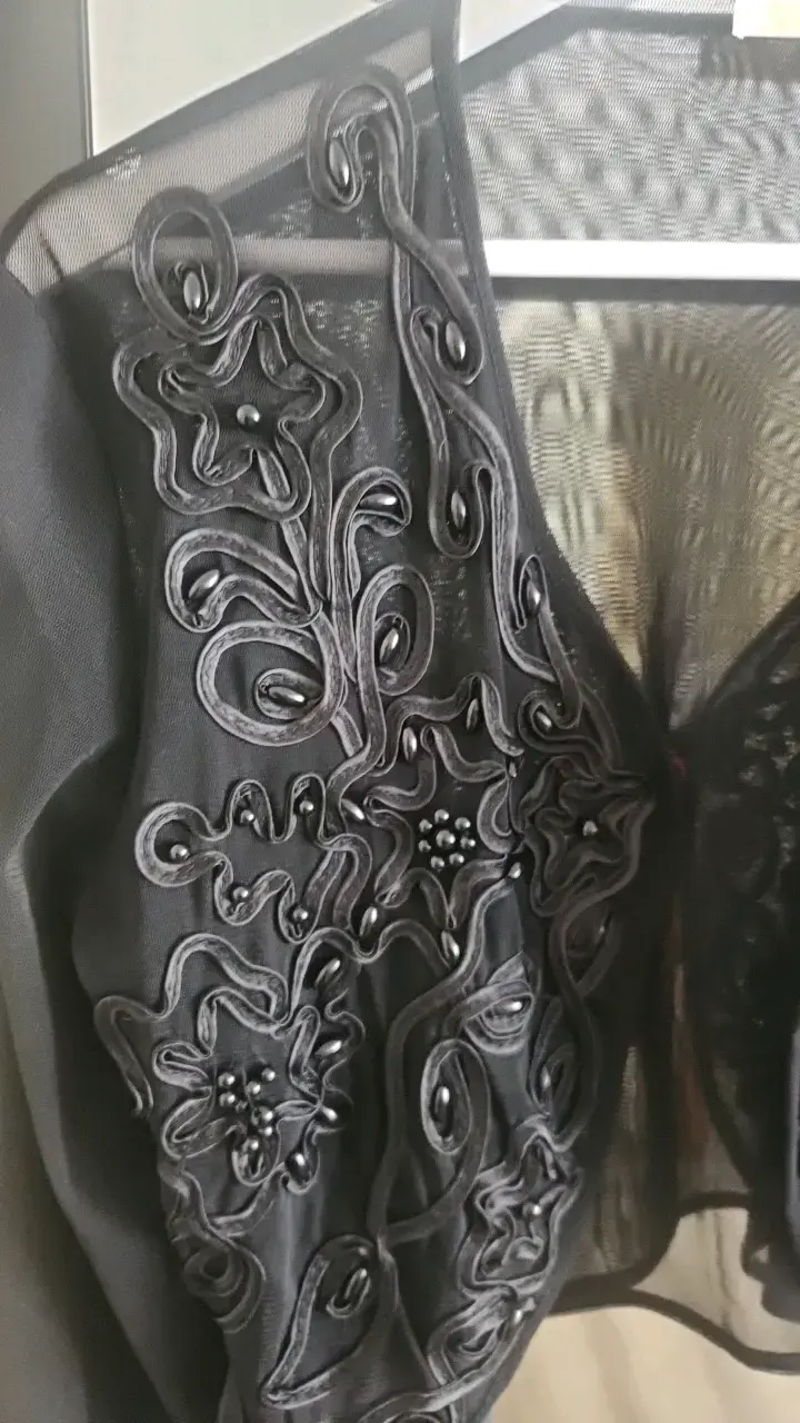 Bolero negro con bordados florales - 2