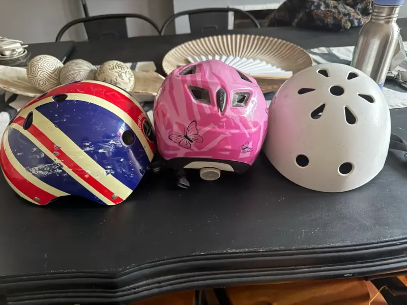 3 cascos de niño