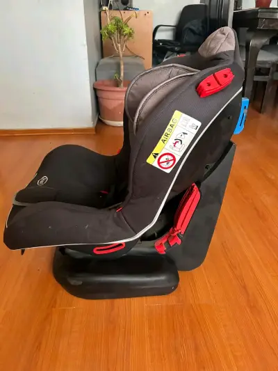 Silla de auto para bebé con ajuste seguro - miniatura 1
