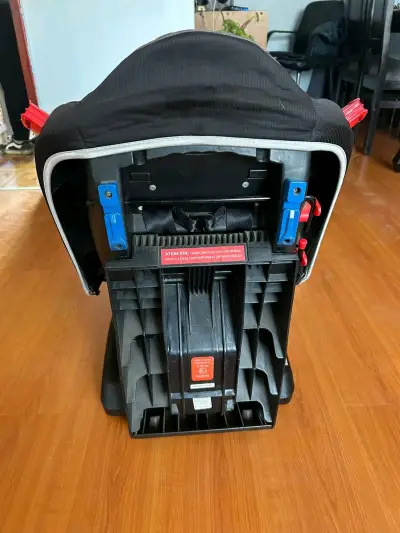 Silla de auto para bebé con ajuste seguro - miniatura 3