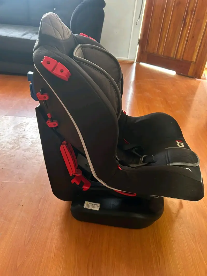 Silla de auto para bebé con ajuste seguro - 4