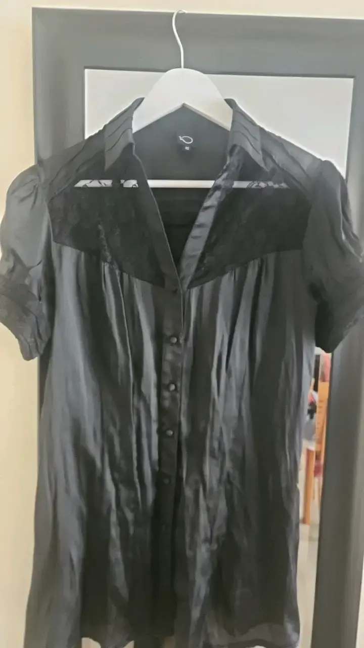 Blusa negra con encaje y botones - 1