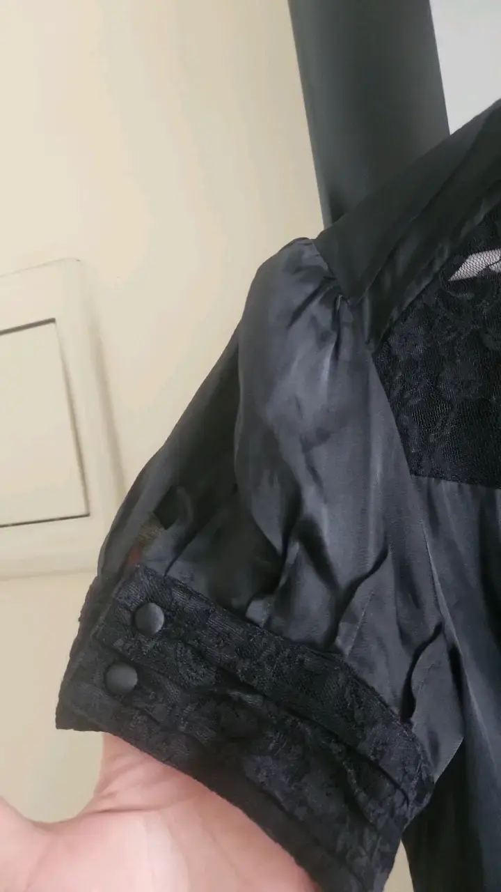 Blusa negra con encaje y botones - 2