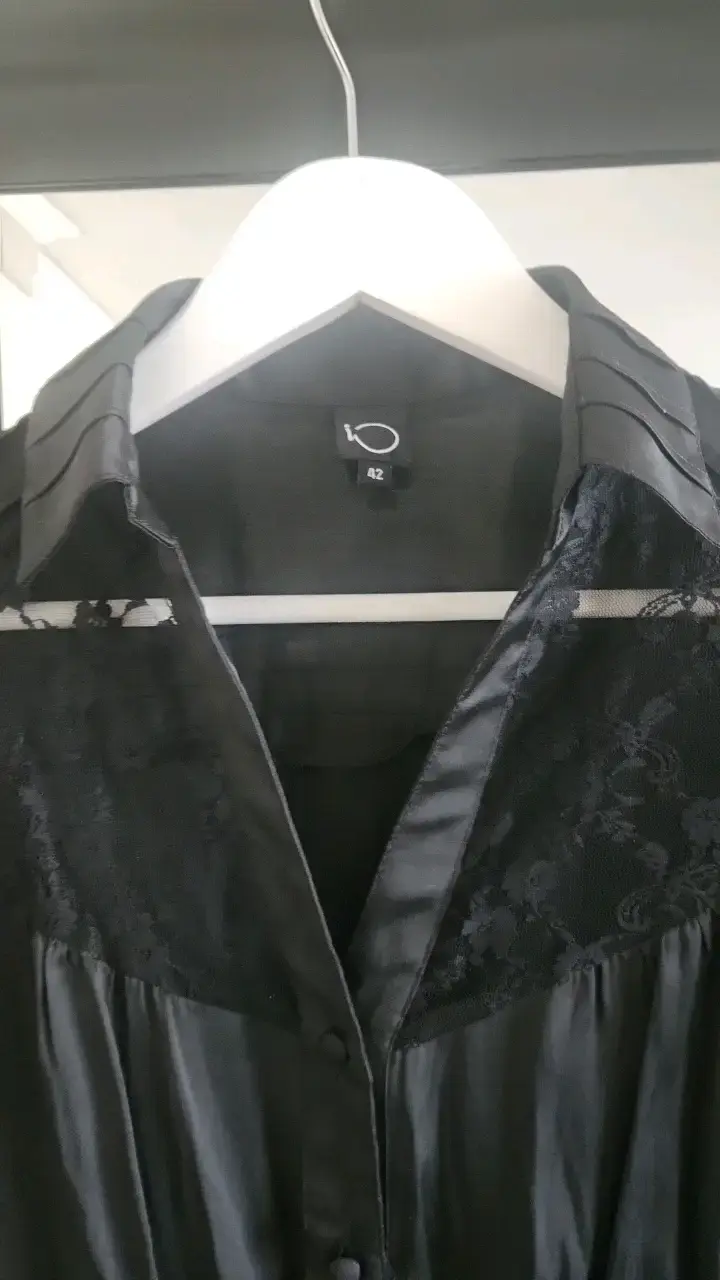 Blusa negra con encaje y botones - 3