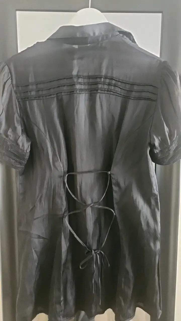 Blusa negra con encaje y botones - 4