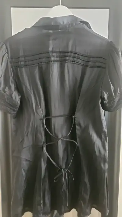 Blusa negra con encaje y botones - miniatura 4