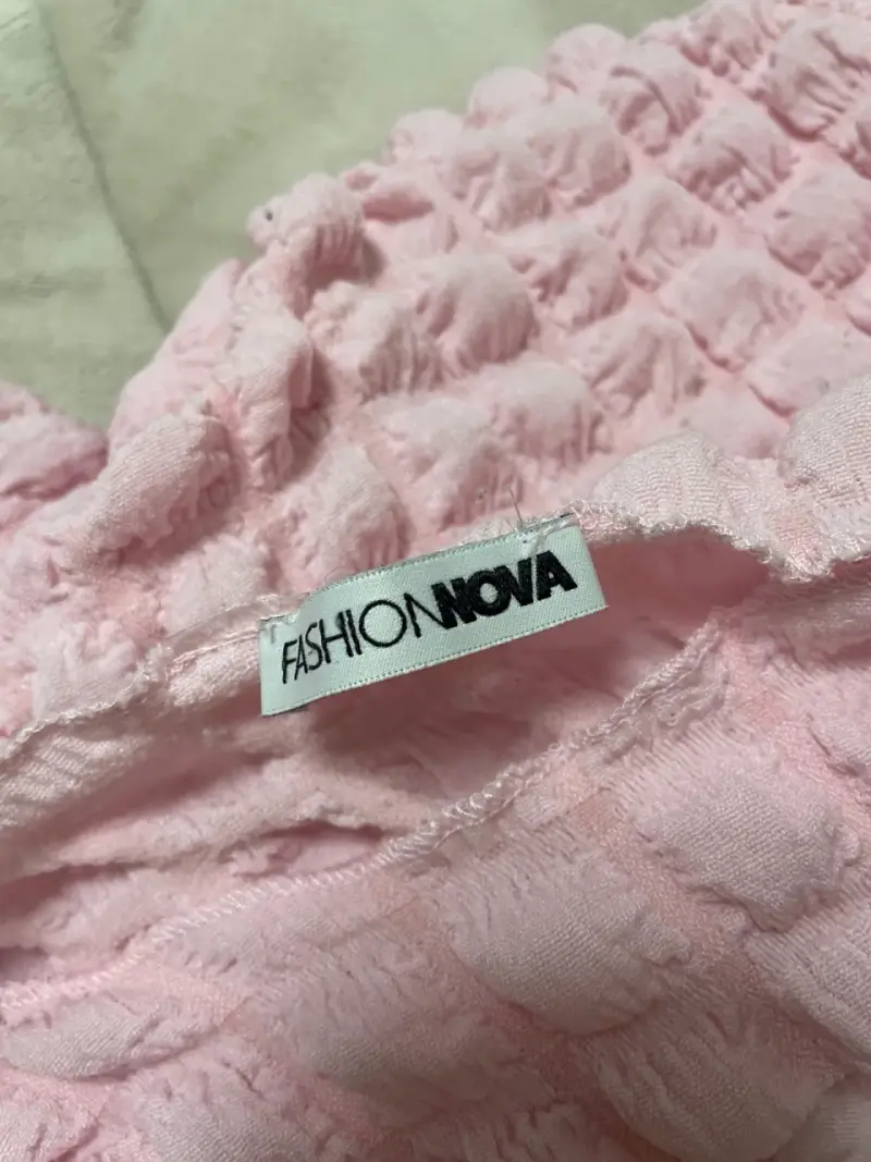 Vestido corto rosa con textura Fashion Nova - 4