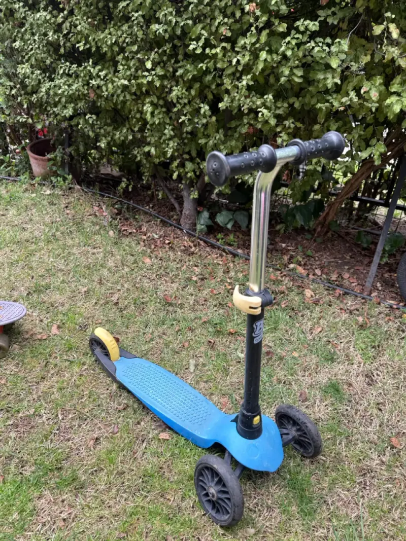 Scooter infantil azul con tres ruedas