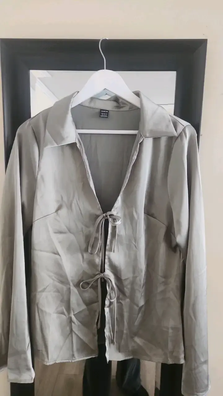 Blusa gris con lazo Shein - 1